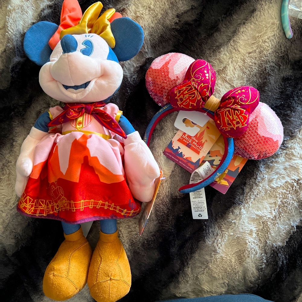 Minnie Main Attraction Ears/Plush Set